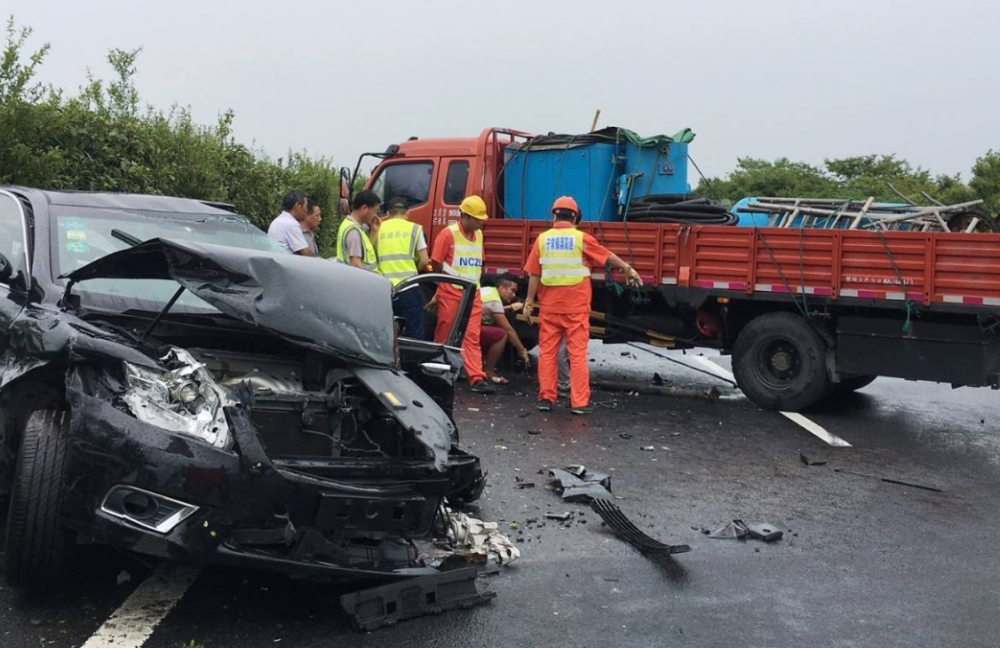 高速公路发生事故,该怎样处理?牢记这4步,做错可就麻烦了!