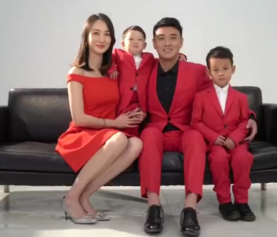 心疼国乒教练离家半年,娇妻吐槽王皓教儿子扎心 秦志戬教小学生