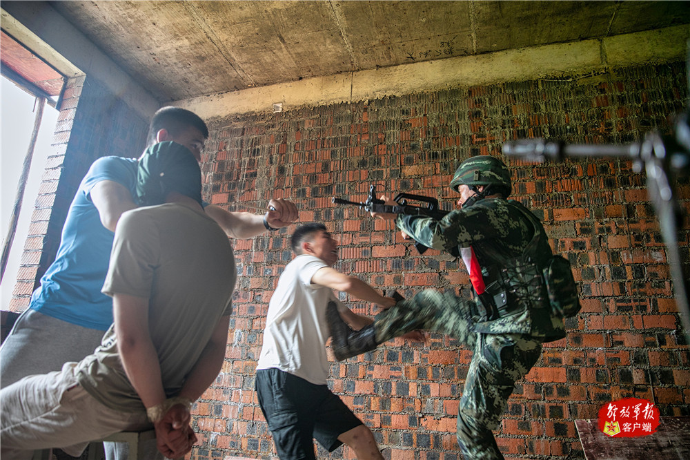 桂林武警官兵实战演练捕歼暴恐分子