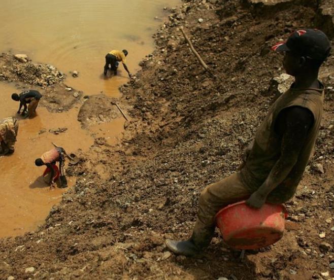 非洲的心脏刚果失学儿童超过200万平时靠挖矿赚钱