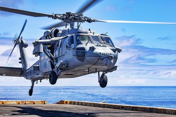 美军在地中海为mh-60s直升机测试最新装备 可挂载多种先进武器_腾讯