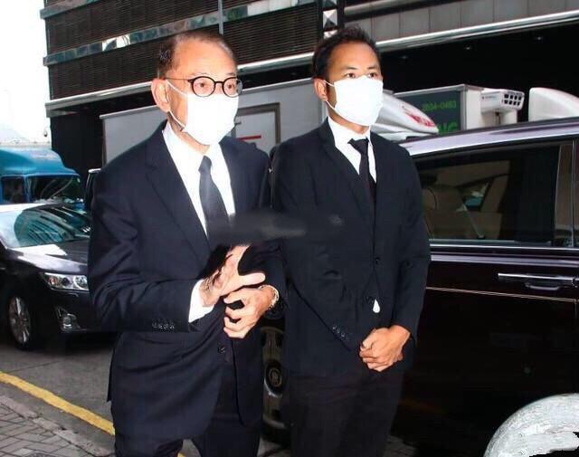 英皇老板杨受成出席赌王丧礼 两个儿子曾和赌王的两个女儿传绯闻 腾讯新闻