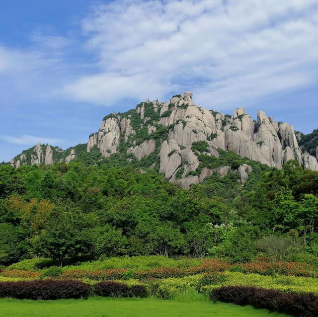 天姥山峰林立,高耸入云,峦岭交错,洞穴遍布,云雾缭绕.