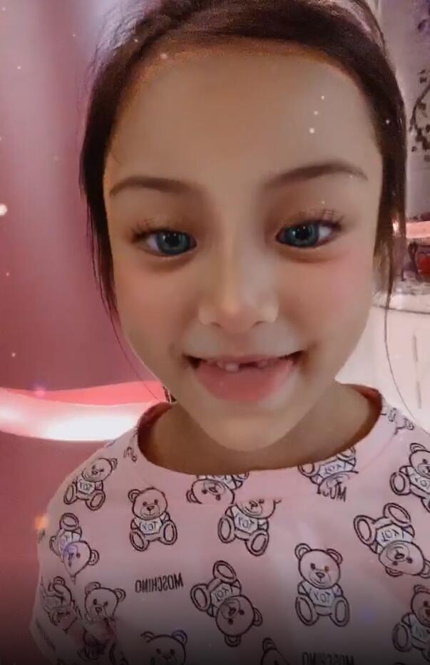 李小璐|甜馨成“豁牙妹”，8岁甜馨门牙掉了，李小璐亲吻女儿画面温馨