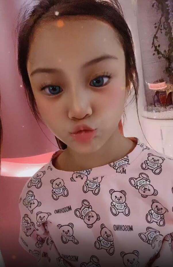 李小璐|甜馨成“豁牙妹”，8岁甜馨门牙掉了，李小璐亲吻女儿画面温馨