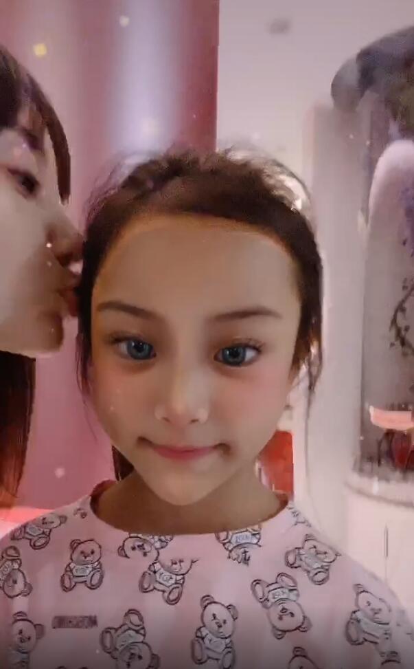 李小璐|甜馨成“豁牙妹”，8岁甜馨门牙掉了，李小璐亲吻女儿画面温馨