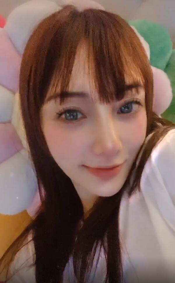 李小璐|甜馨成“豁牙妹”，8岁甜馨门牙掉了，李小璐亲吻女儿画面温馨