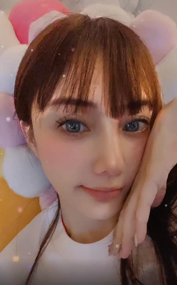 李小璐|甜馨成“豁牙妹”，8岁甜馨门牙掉了，李小璐亲吻女儿画面温馨