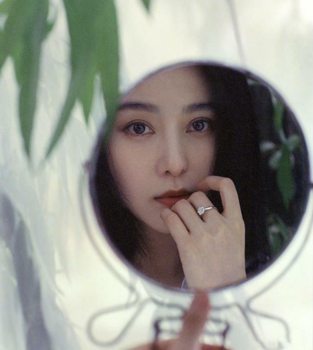 范冰冰|范冰冰为复出真拼！脸上爬虫还面无表情！长裙很仙美的无可挑剔！