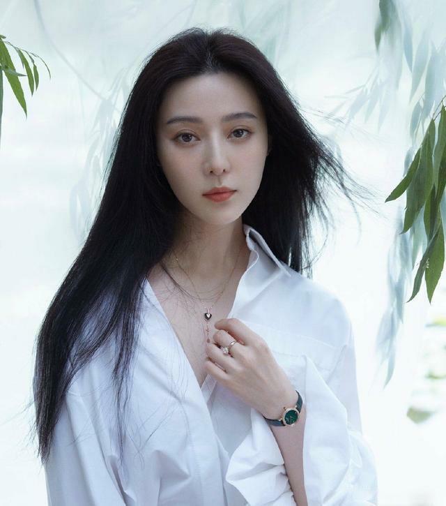 范冰冰|范冰冰为复出真拼！脸上爬虫还面无表情！长裙很仙美的无可挑剔！