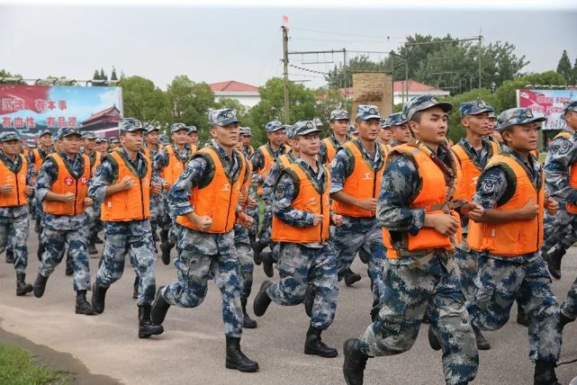 中部战区驻鄂部队全力投入抗洪抢险救灾