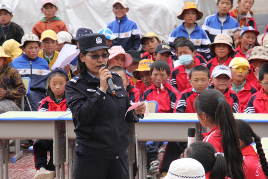 昂仁县公安局组织开展"关爱明天 普法先行"主题法制宣传进校园暨法律