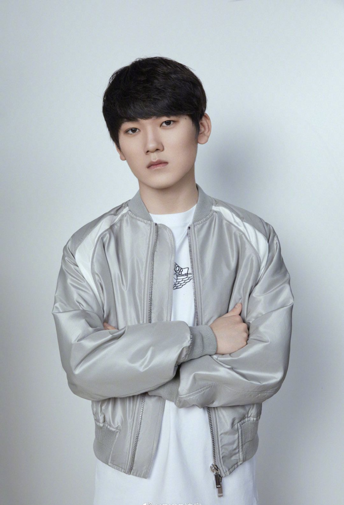 电竞明星jackeylove成dior品牌挚友上脚天价aj1