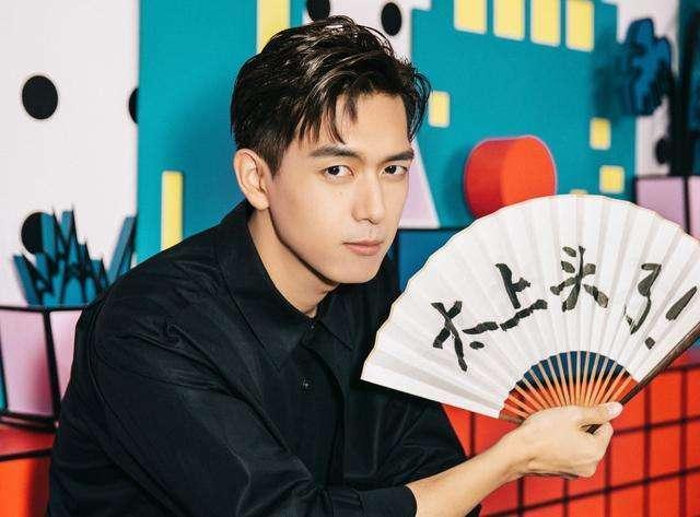 亲爱的,热爱的|《亲爱的，热爱的》一周年，李现新剧再曝光，国民造型太正气