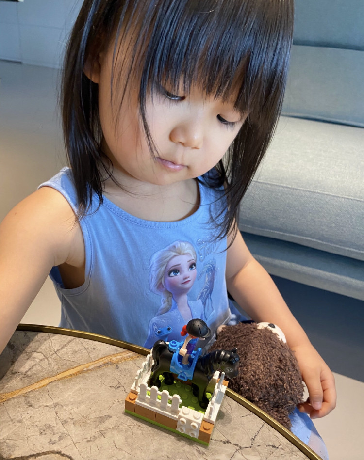 福原爱|江宏杰晒女儿萌照，两岁女儿可爱呆萌，与妈妈福原爱越来越像