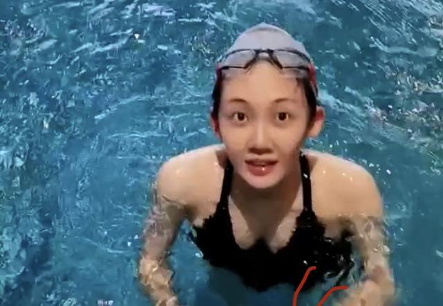 郑恺|苗苗挺大肚游泳，素颜仍如少女般清纯！郑恺在旁陪伴，大夸孕妻厉害