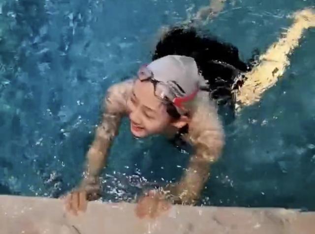 郑恺|苗苗挺大肚游泳，素颜仍如少女般清纯！郑恺在旁陪伴，大夸孕妻厉害