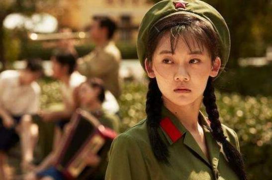 郑恺|苗苗挺大肚游泳，素颜仍如少女般清纯！郑恺在旁陪伴，大夸孕妻厉害