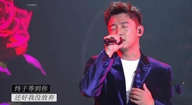 郑恺|苗苗挺大肚游泳，素颜仍如少女般清纯！郑恺在旁陪伴，大夸孕妻厉害