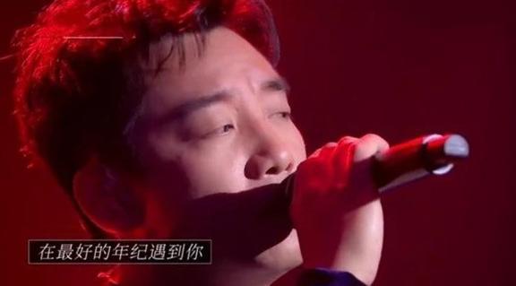 郑恺|苗苗挺大肚游泳，素颜仍如少女般清纯！郑恺在旁陪伴，大夸孕妻厉害