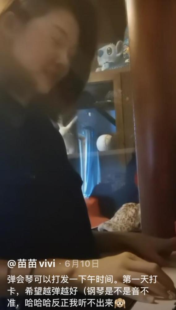 郑恺|苗苗挺大肚游泳，素颜仍如少女般清纯！郑恺在旁陪伴，大夸孕妻厉害