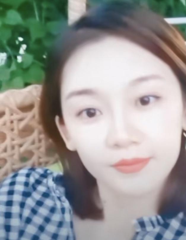 郑恺|苗苗挺大肚游泳，素颜仍如少女般清纯！郑恺在旁陪伴，大夸孕妻厉害