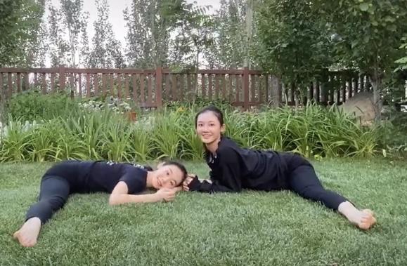 郑恺|苗苗挺大肚游泳，素颜仍如少女般清纯！郑恺在旁陪伴，大夸孕妻厉害