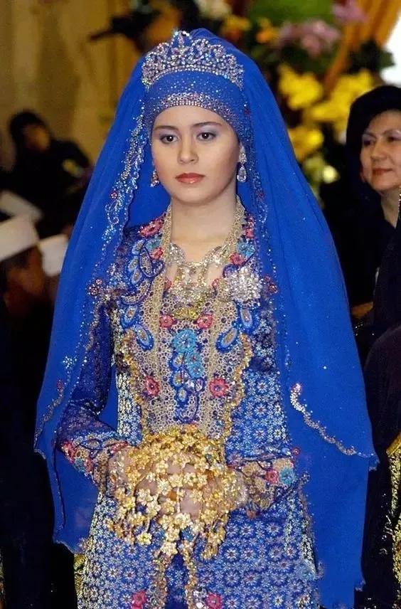 文莱王室婚礼耗资1亿美元,王妃好像扛了一座金山,到底有多奢华