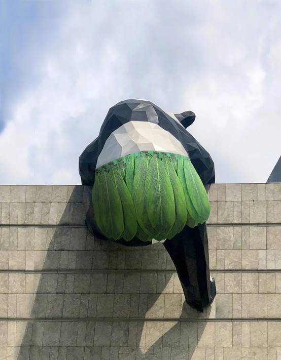 成都网红大熊猫雕塑屁股掉漆,p图大神全军出击,熊猫粉表示爱了