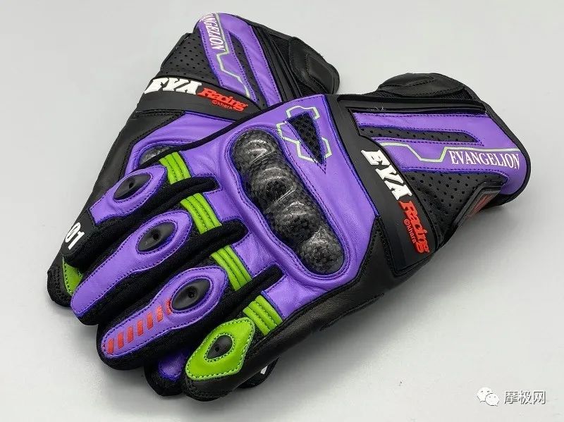 上面更印有nerv的标志,以及各号机的号码,紫色绿色黑色为「01」