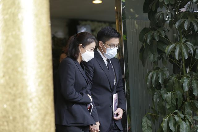 何超仪|赌王葬礼子女们全累垮，离场时个个双眼无神，画面曝光不忍目睹