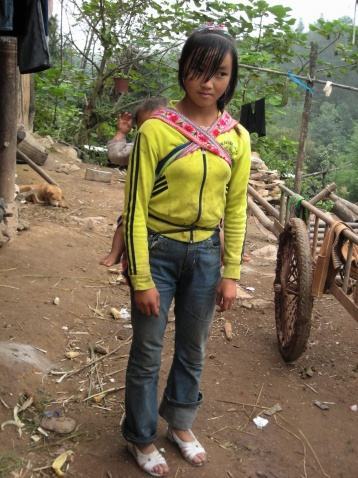 贵州的农村有很多不同的民族,传统观念根深蒂固,很多农村女孩子念完