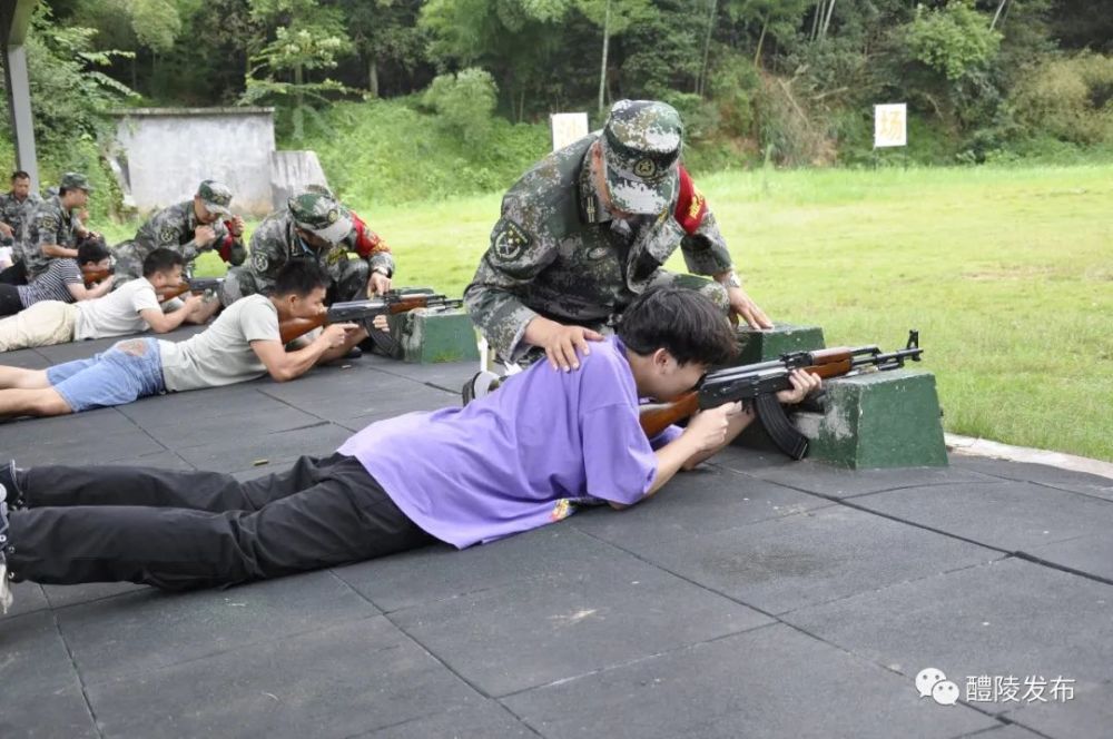 实弹射击军味十足120余名大学生应征青年军营初体验