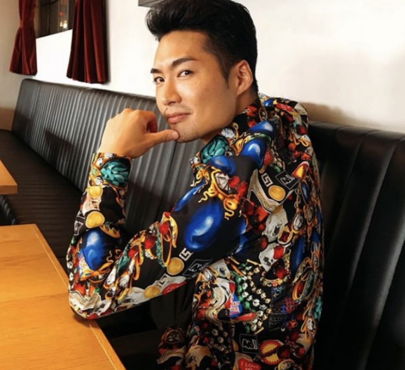 娱乐早报 | 赌王长孙何广燊正脸照曝光 仝卓又喊话郑云龙