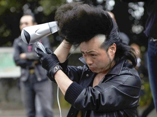 但其实它的创作灵感来自于日本影视作品中,常见的不良少年发型:就比如