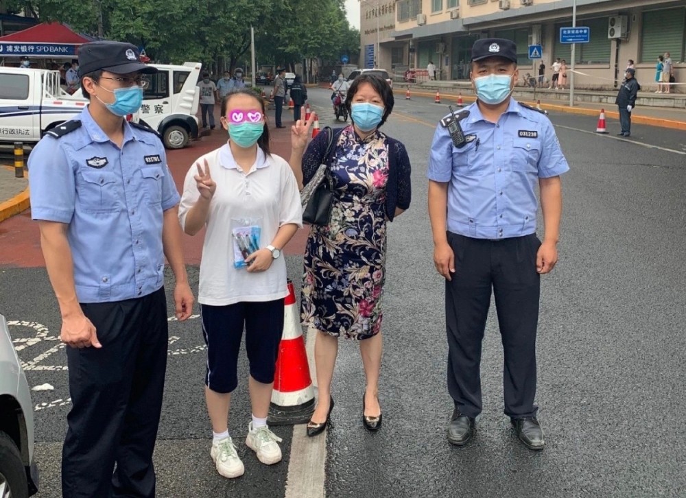 考生|雨天路堵，警车“闪”送
