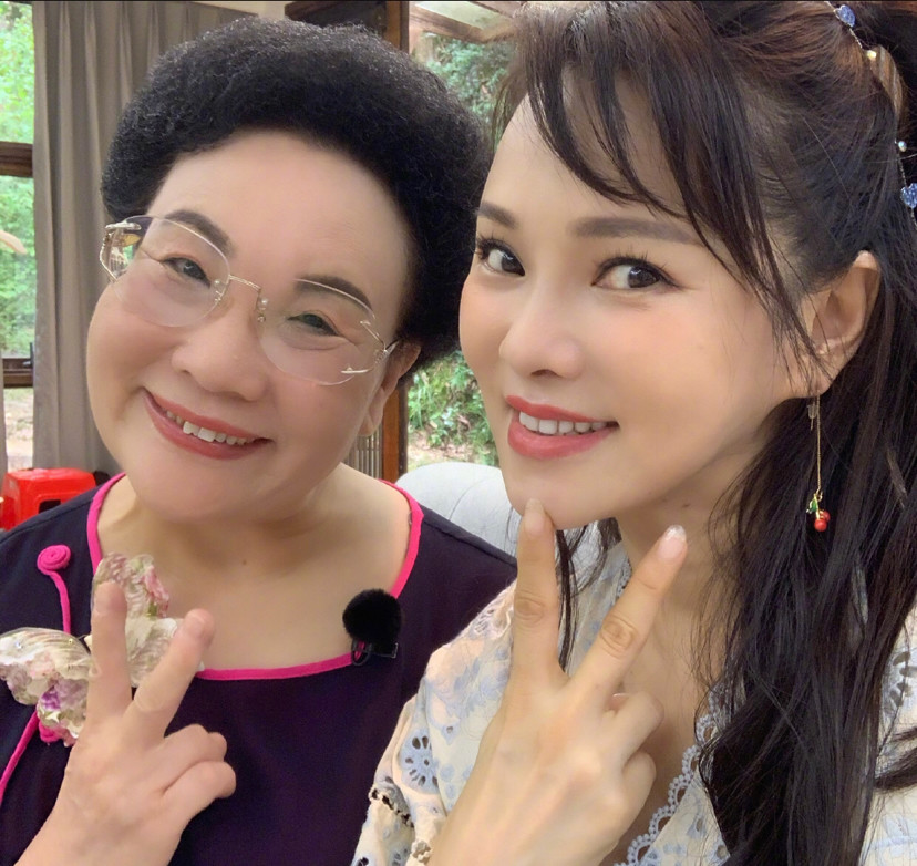 伊能静|伊能静又写小作文感慨家庭关系，看见她和婆婆合影，家庭地位一目了然