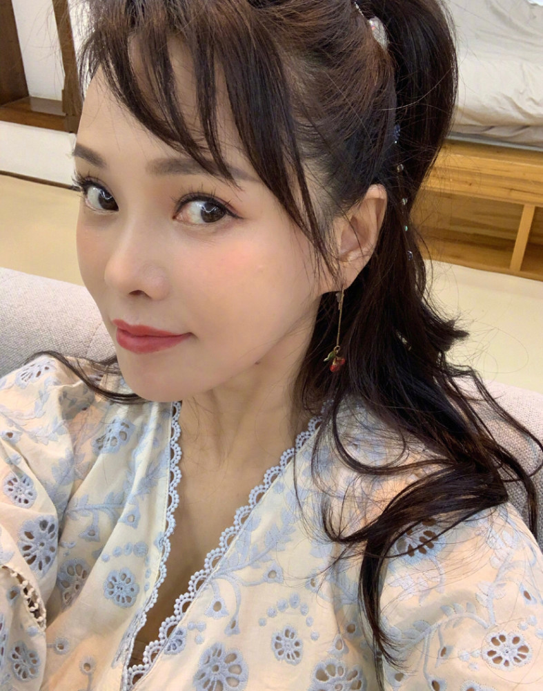 伊能静|伊能静又写小作文感慨家庭关系，看见她和婆婆合影，家庭地位一目了然