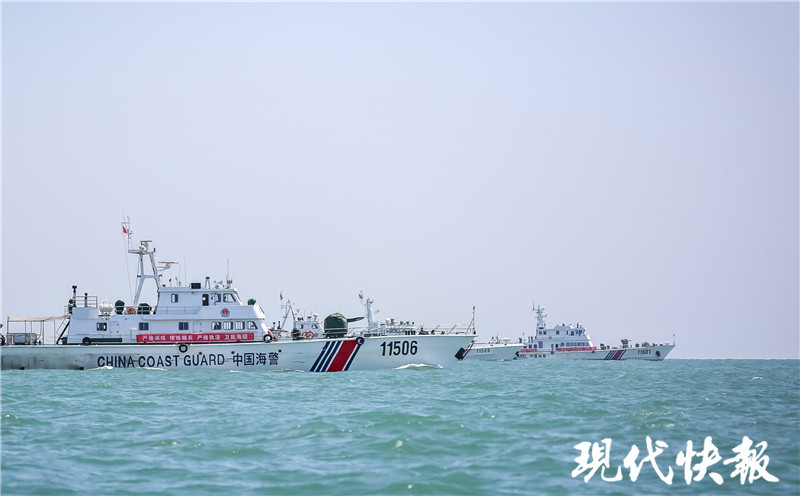 江苏海警舰艇编队航行今年4月11日,王某钢驾驶渔船在连云港海域艇围