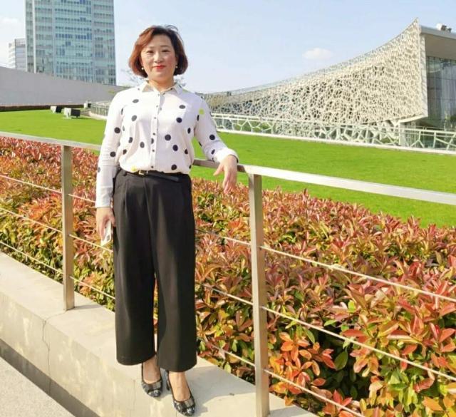 50岁微胖妈妈们适合的7套穿搭,优雅超显瘦,照着穿一周不重复