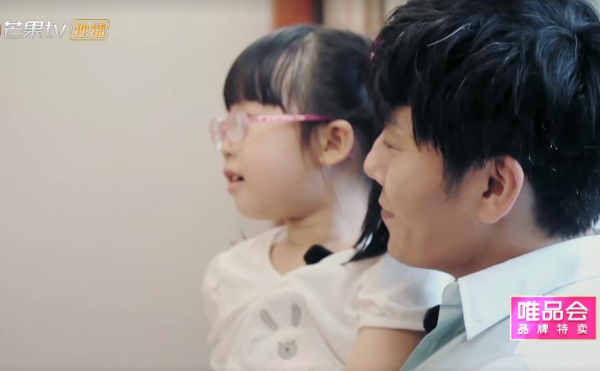 伊能静|4岁小米粒出镜戴眼镜害羞，扑伊能静怀里，秦昊：我们永远在一起