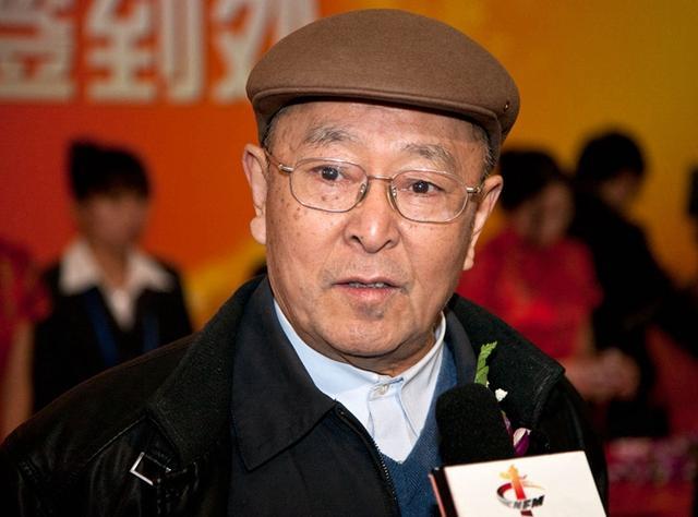 王铁成演的周总理有多"神似"?邓颖超观影身体前倾,观众流泪_腾讯新闻