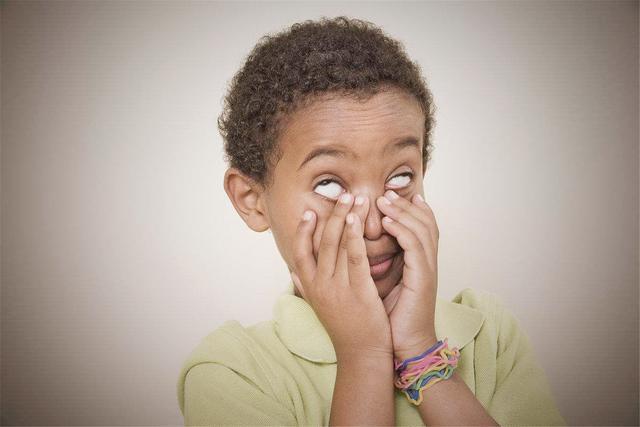 知道孩子从哪弄来的盐,倒了不少在水杯里,看爸爸被齤到了,在一旁偷笑