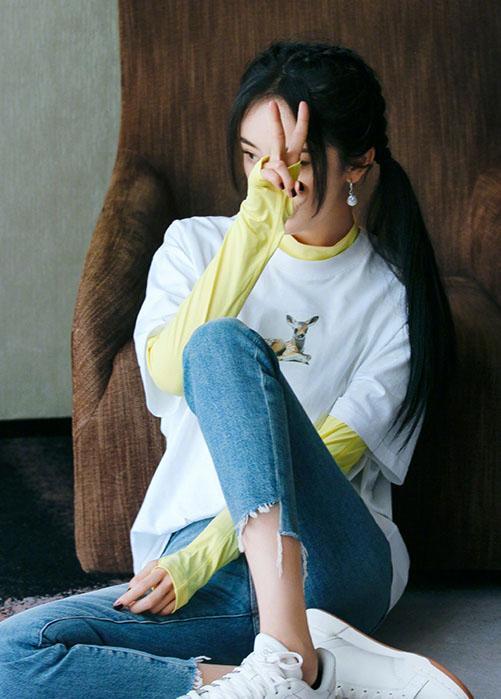 杨幂叠穿t恤太时尚,紧身牛仔裤秀出大长腿,双马尾发型俏皮十足