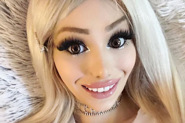 芭比娃娃|120万！匈牙利女子将自己变身为芭比娃娃，前台接待工作也不干了