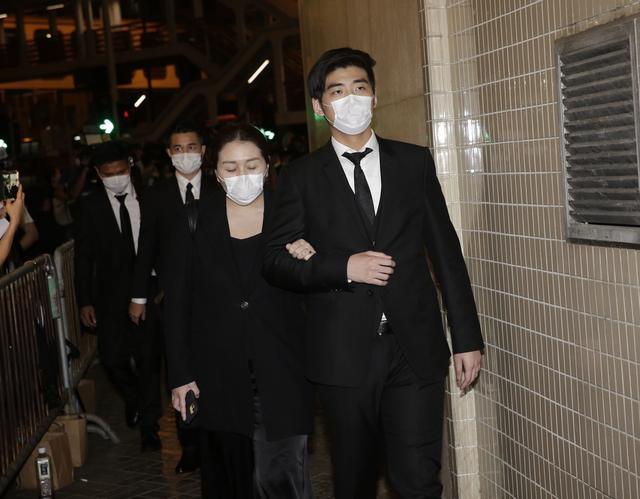 何超仪|赌王葬礼子女们全累垮，离场时个个双眼无神，画面曝光不忍目睹