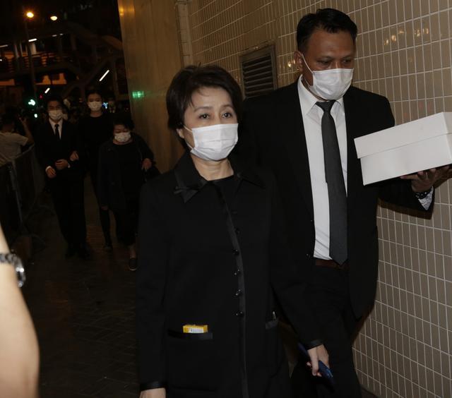 何超仪|赌王葬礼子女们全累垮，离场时个个双眼无神，画面曝光不忍目睹