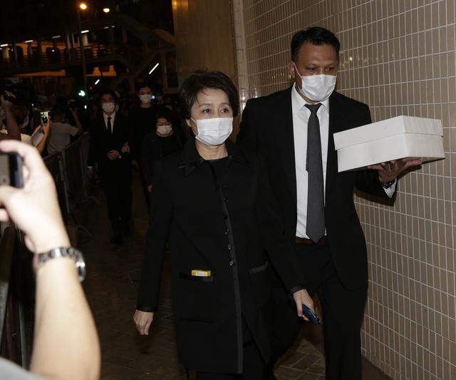 何超仪|赌王葬礼子女们全累垮，离场时个个双眼无神，画面曝光不忍目睹