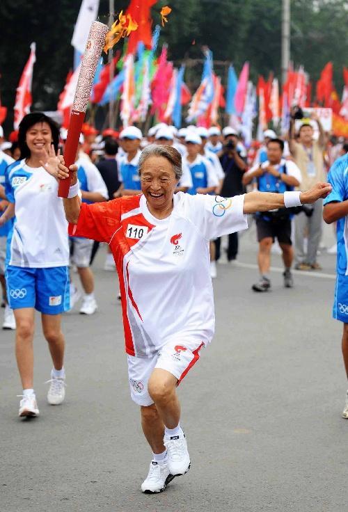 柏青:5岁丧母66岁登上春晚,去世时千人送别,23岁孙子成烈士