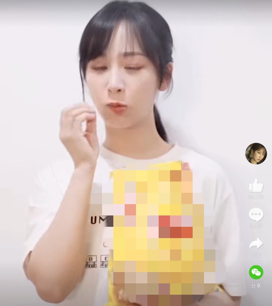 杨紫|杨紫挑战一口吃10片薯片，真吃还是假吃一目了然，嘱咐大家不能截图